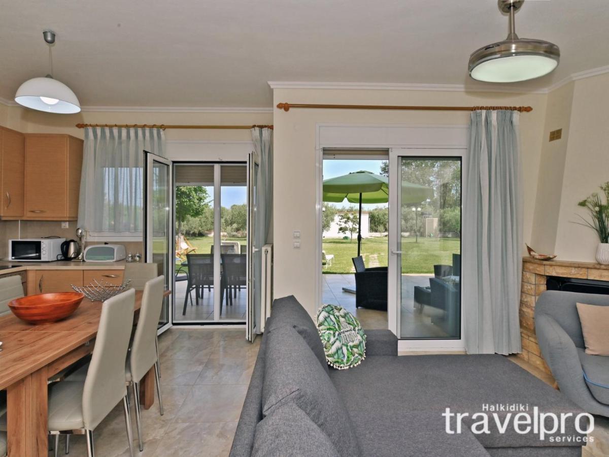 Villa Iris By Rentalspro Services - Agios Mamas Beach ภายนอก รูปภาพ